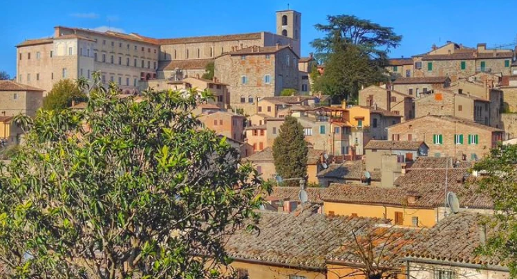 todi bezienswaardigheden activiteiten gastronomie