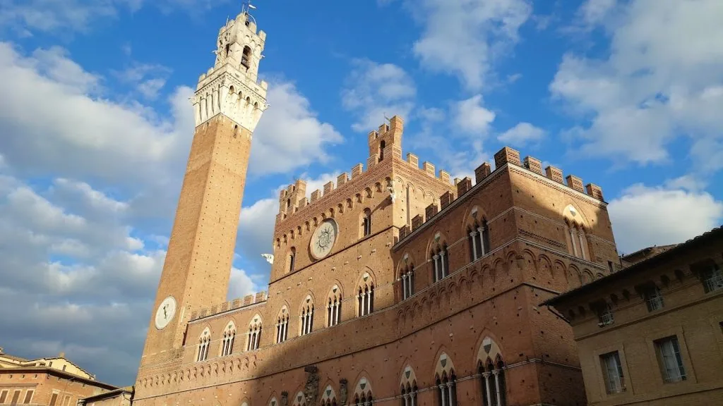 Siena bezoeken : Piazza del Campo in het hart van de stad