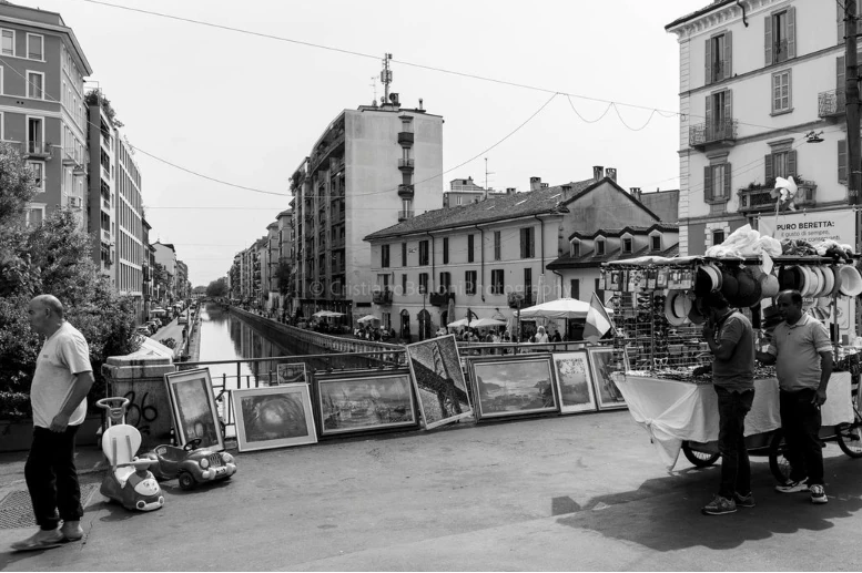 leuke antiekmarkt in Navigli wijk Milaan