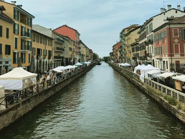 leuke antiekmarkt in Navigli wijk Milaan