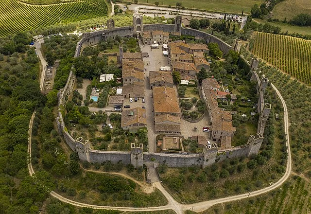 Ontdek en bezoek het middeleeuwse Monterrigioni in Toscane