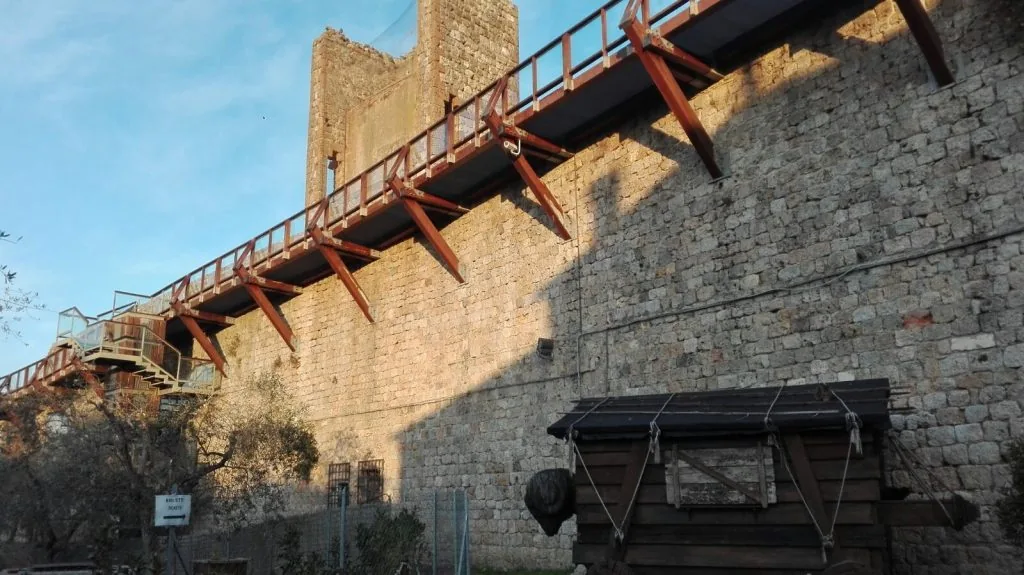 Ontdek en bezoek het middeleeuwse Monterrigioni in Toscane