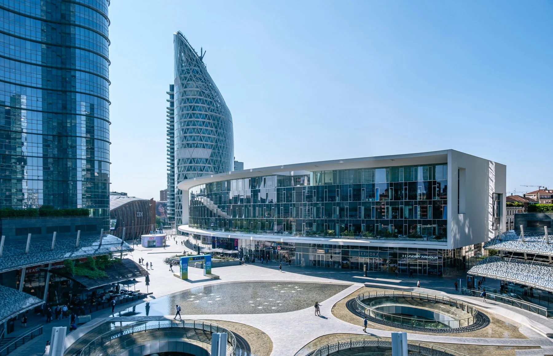 Piazza Gae Aulenti in Porta Nuova Milaan met de UniCredit Tower