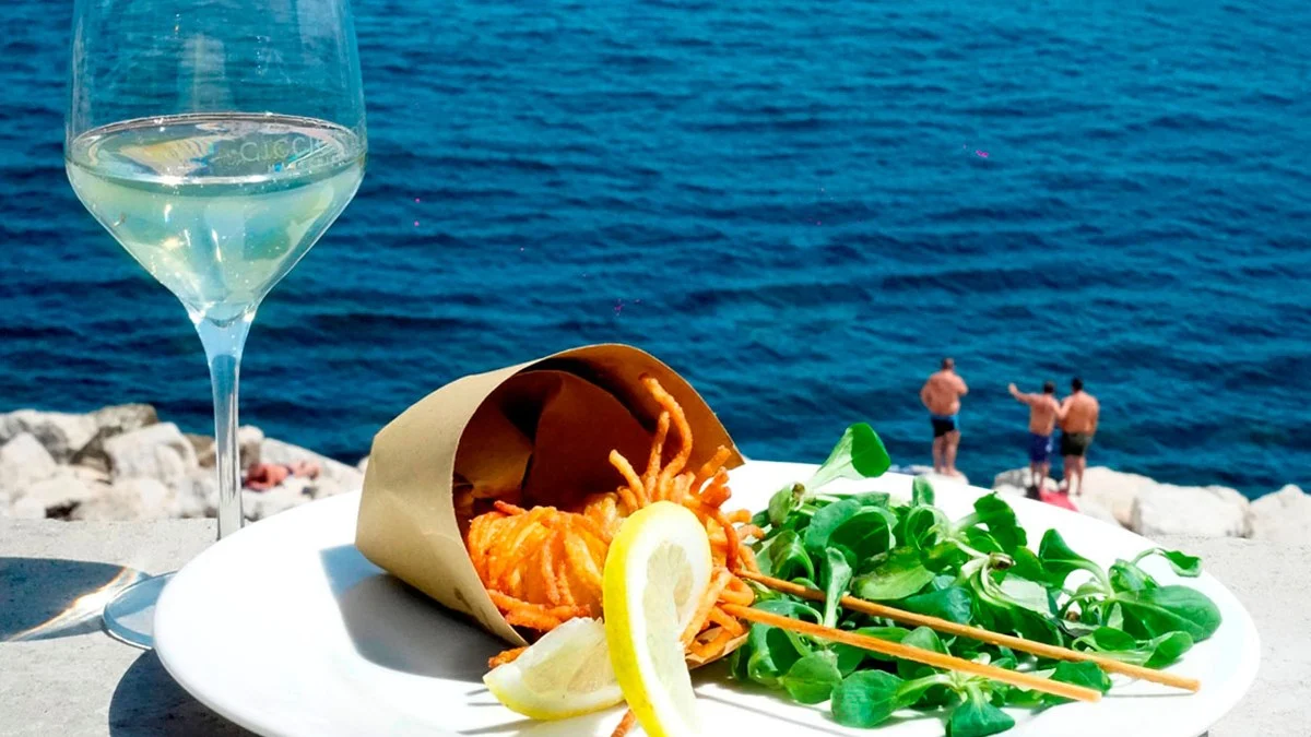 visrestaurants in Napels Gefrituurde vis met uitzicht op zee bij Cicciotto a Marechiaro
