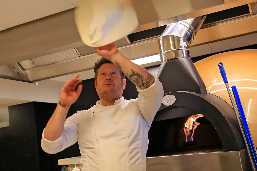 Pizzabakker bij de houtoven van Il Rialto in Knokke