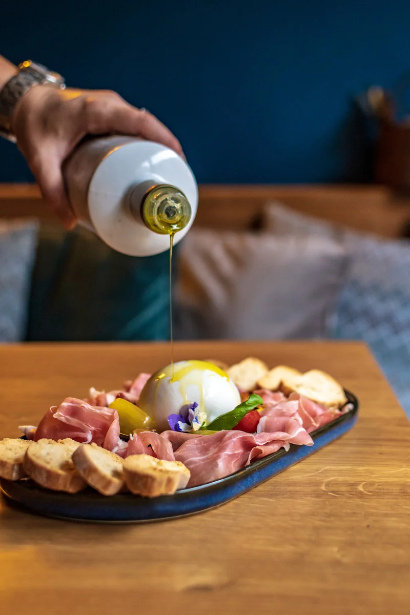 Burrata en Italiaanse vleeswaren bij Mangiamo in Knokke