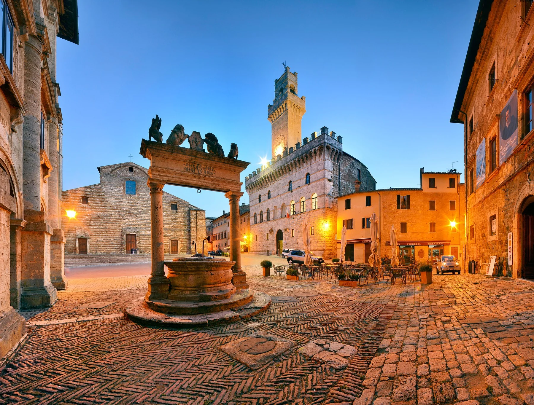 Piazza Grande in Montepulciano tijdens het blauwe uur