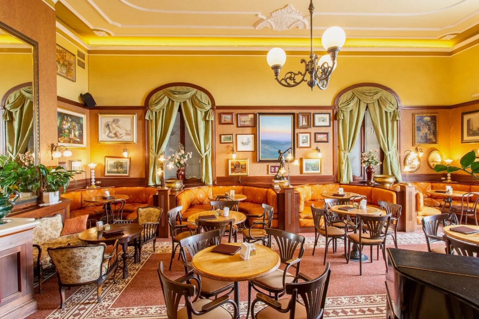 Montepulciano bezoeken Historisch interieur van Caffè Poliziano in Montepulciano