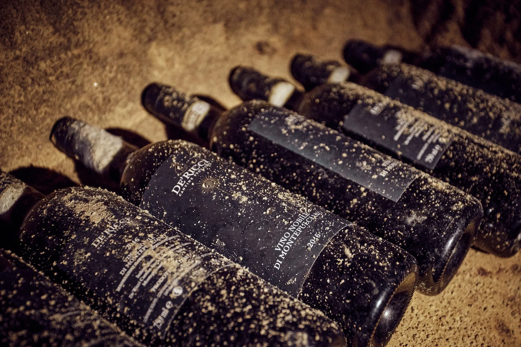 Montepulciano bezoeken Flessen Vino Nobile in Cantina De' Ricci