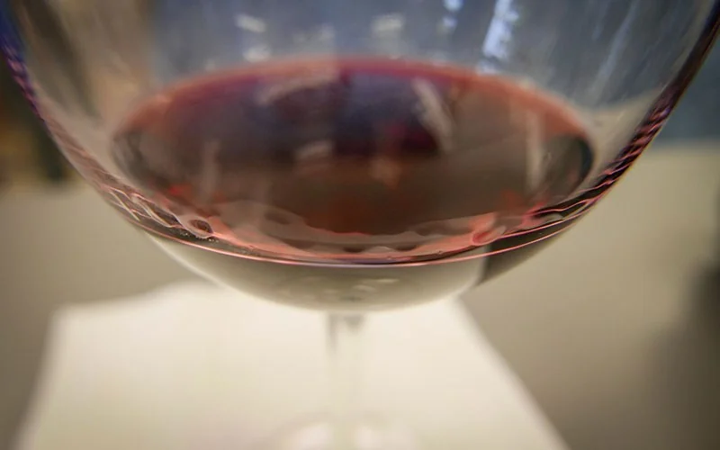 Montepulciano bezoeken Glas Vino Nobile tijdens een proeverij