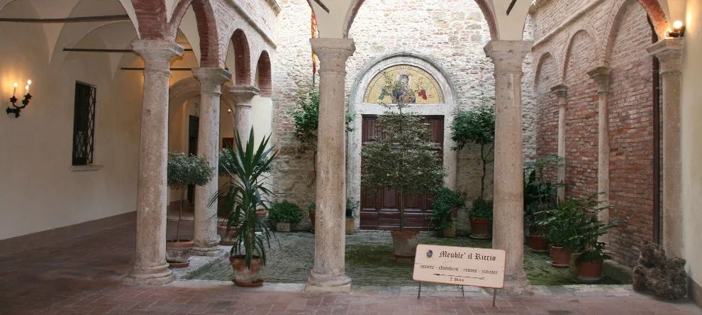 Montepulciano bezoeken Binnenplaats van Meublé Il Riccio in Montepulciano