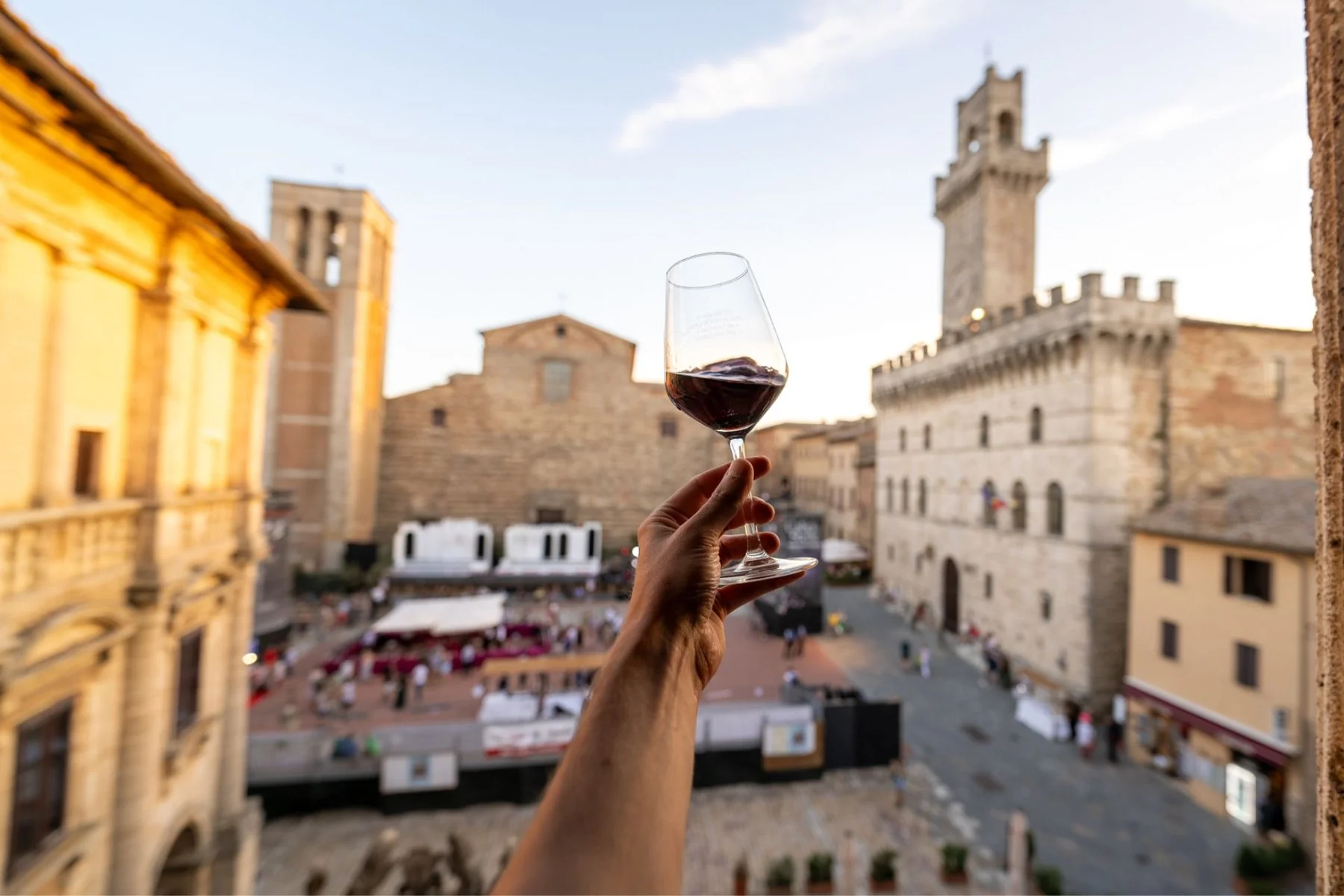 Montepulciano bezoeken Glas rode wijn met Piazza Grande op de achtergrond