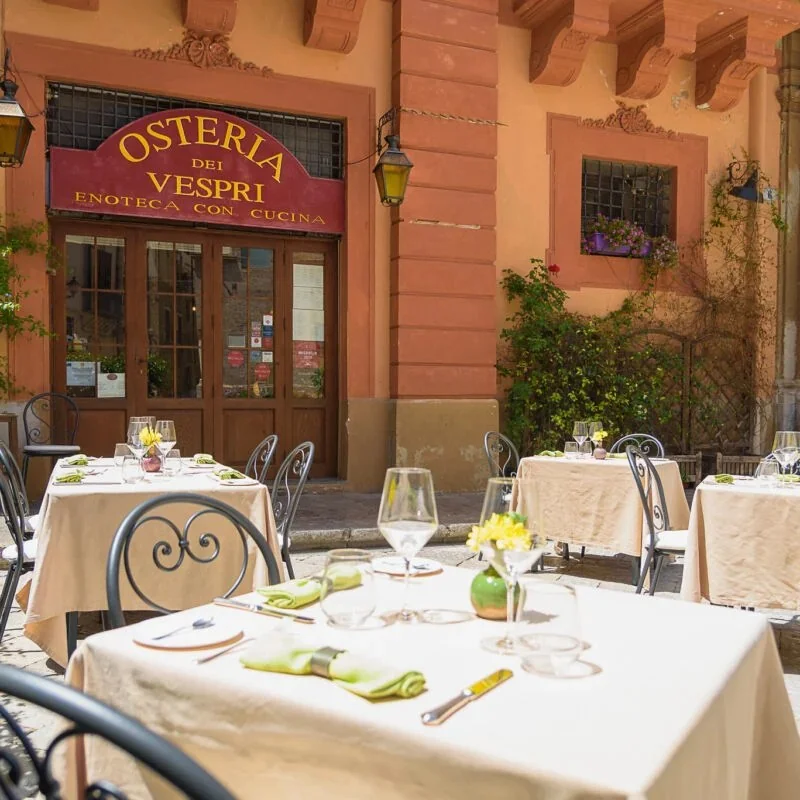 Interieur van Osteria dei Vespri in Palermo