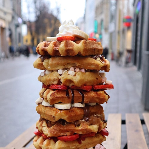 Belgiske vafler stablet oven på hinanden med lækker toppings