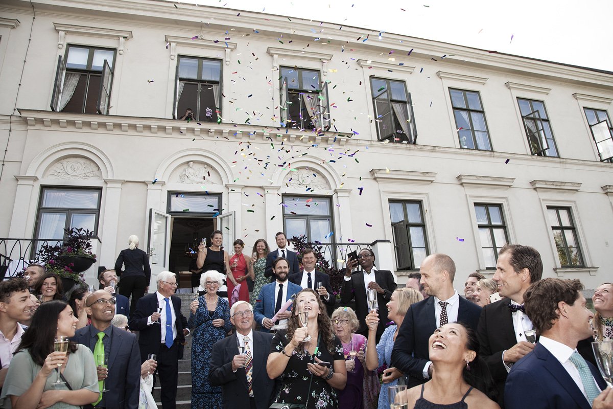 Utanför festlokal med konfetti