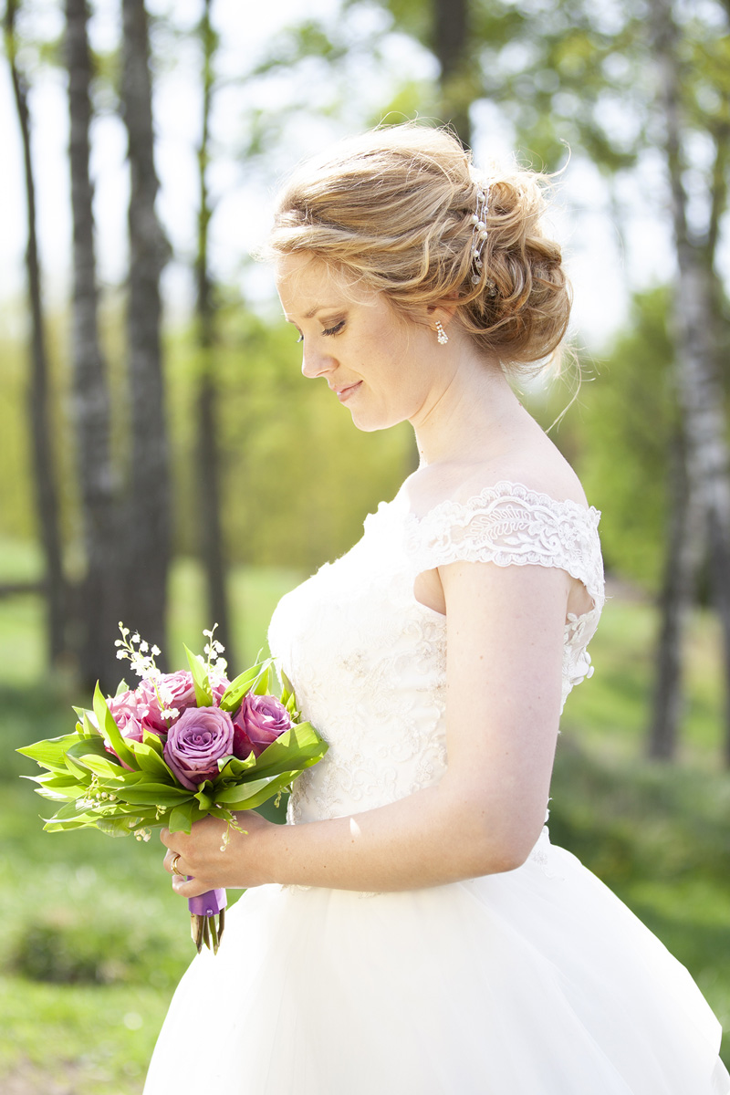 Brud i profil med blommor