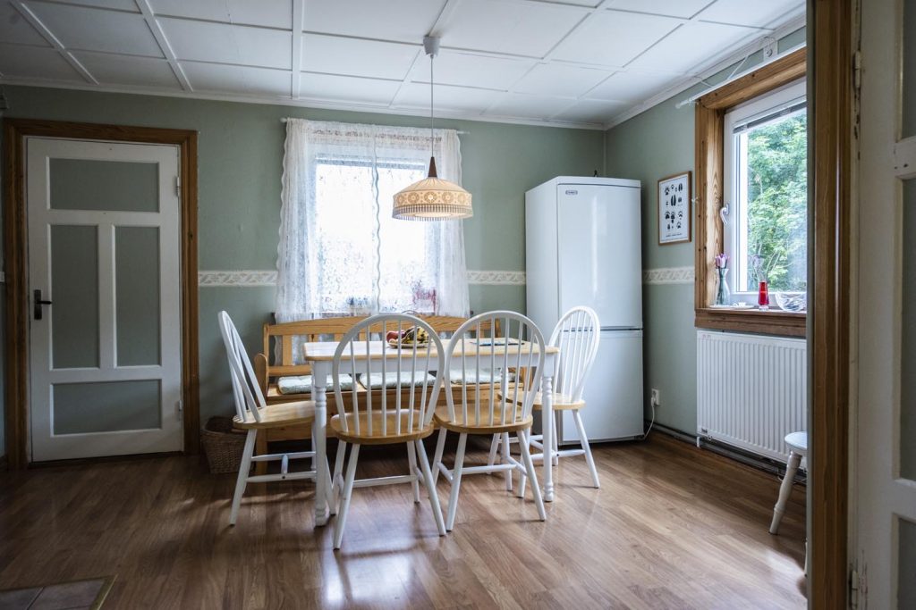 de keuken met tafel en stoelen