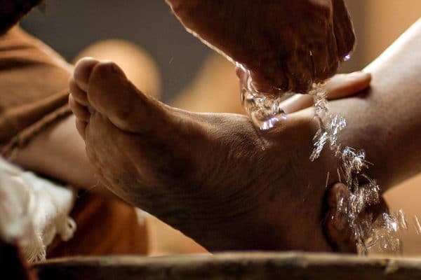 Tvättar fötter