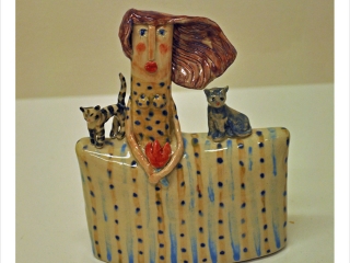 "Kattmamman". Keramikskulptur av Naemi Bure. 12x15cm. ©NB BUS 18