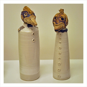 "Maktens flaskfåglar". Keramik (2 st) av Anja Höglund. Höjd: 30 cm.
