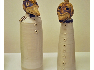 "Maktens flaskfåglar". Keramik (2 st) av Anja Höglund. Höjd: 30 cm.