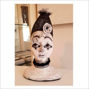 8. ”Kvinnohuvud”. Rauku-keramik av Julia Bergström. H=30cm.
