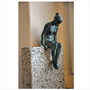 13. "Don´t be afraid". Bronsskulptur av Eva Larsson. 11x4,5 cm. © EL BUS.
