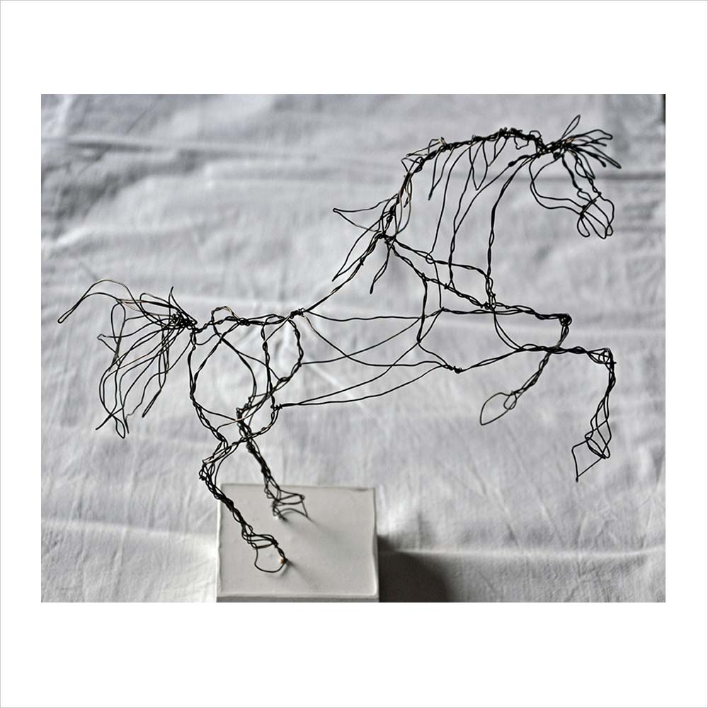 15. ”Häst”. Trådskulptur av Hanna Ruijaenaars, h=27 cm