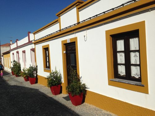 Vilanova de Milfontes Vandra Portugal. Ockragult runt fönster och dörrar på vita väggar finns på många hus här i Portual - snyggt!