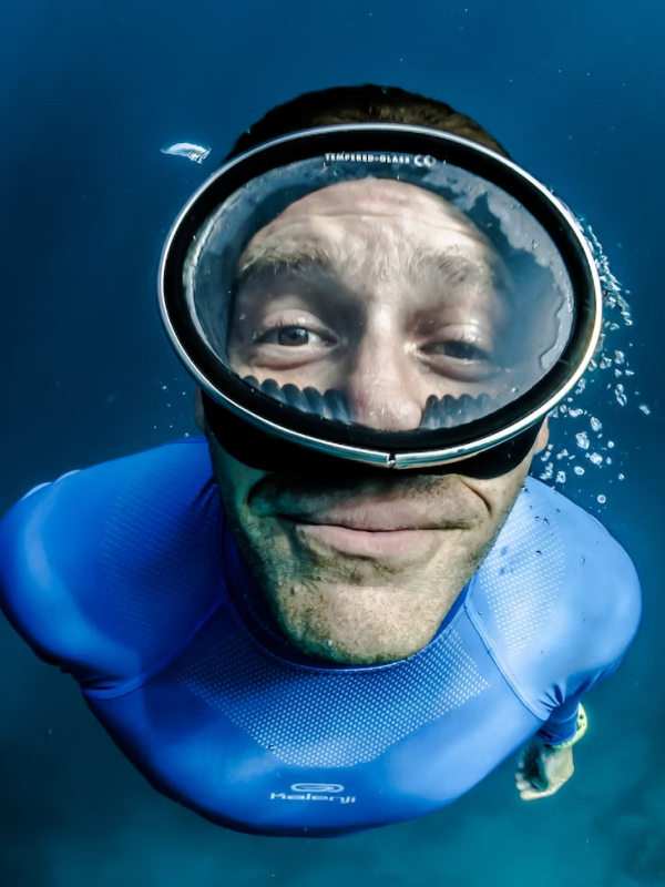 Dykker under vandet med dykkermaske på - Vandsport-shop.dk