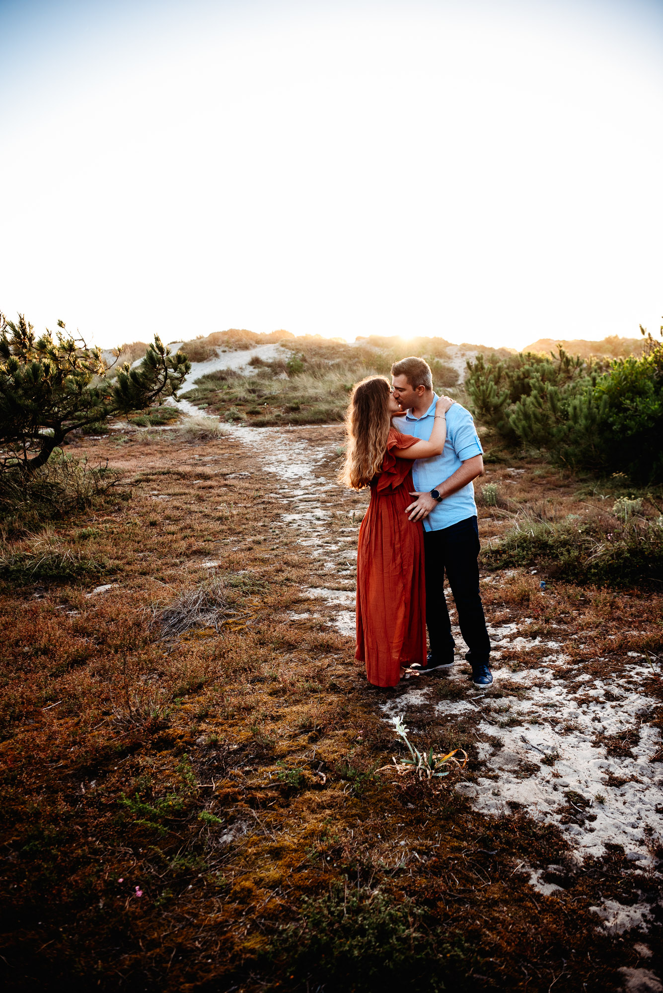 Couples kissing at sunset in Esposende, portugal with west sussex couples photographer