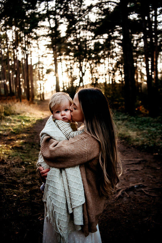 mum kissing todler with motherhood photographer vanessa gomes