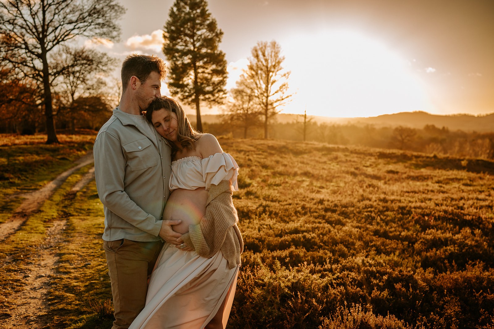 Maternity session with partner in Surrey countryside