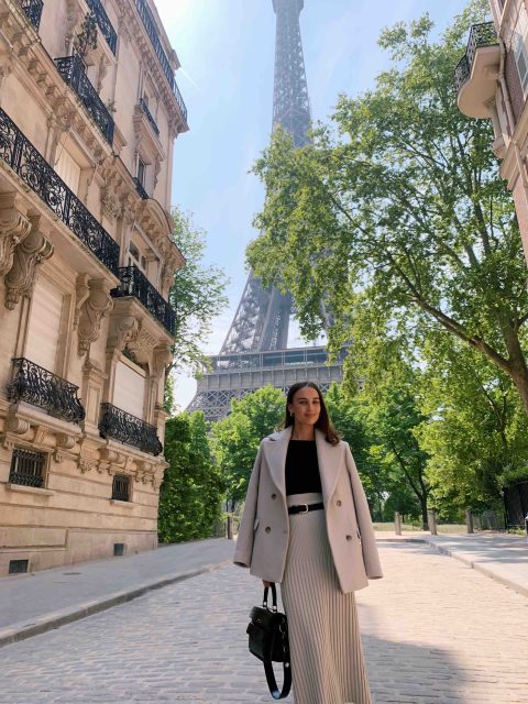 Bild på mig, Vanessa Gonzalez, framför Eiffeltornet en solig vårdag i Paris.