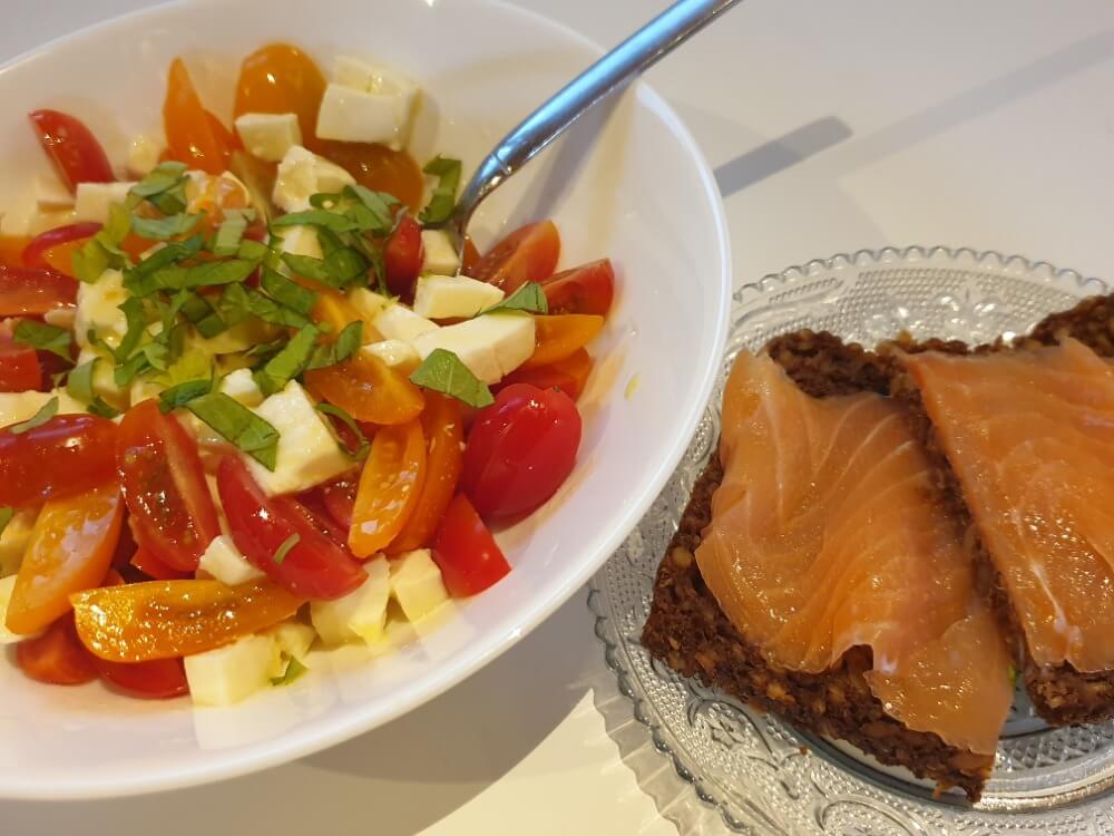 Tomatensalat und Schwarzbrot mit Lachs