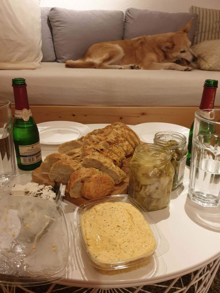 Brot Feta-Cremes und Sekt