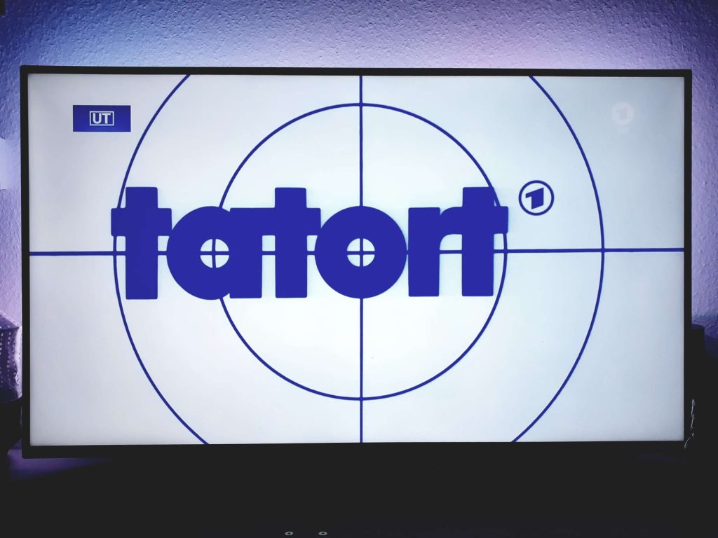 Ein Fernseher, in dem der Titel „Tatort“ auf dem Bildschirm zu sehen ist