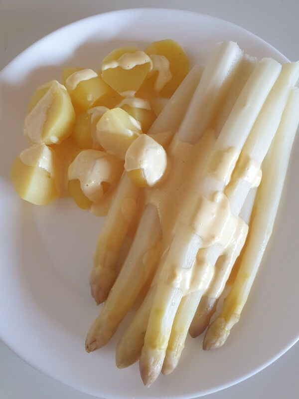 Weißer Spargel mit Hollandaise und Kartoffeln.