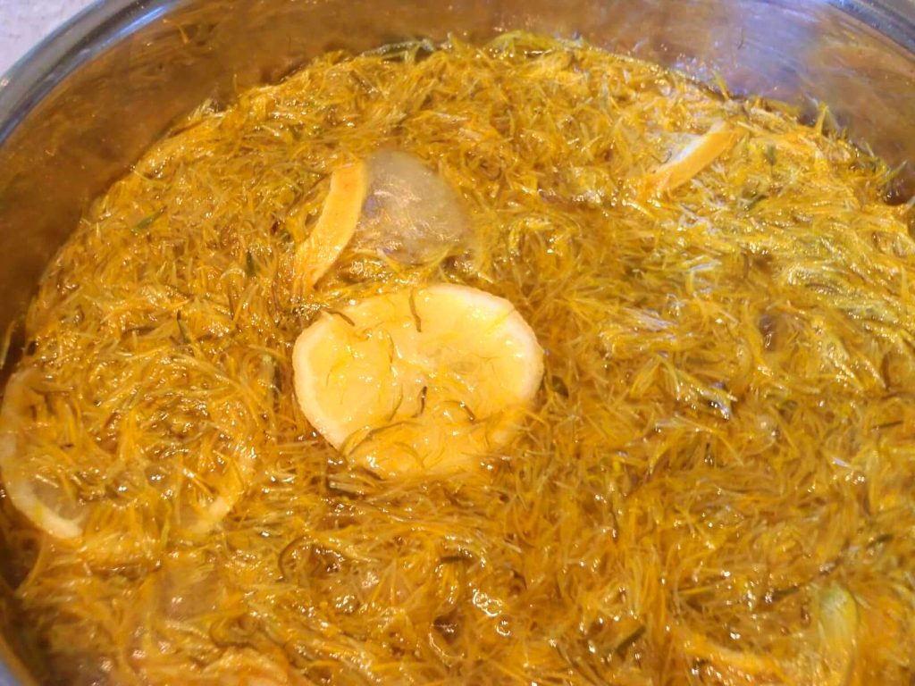 Löwenzahngelee selber machen 4 Löwenzahngelee Einkochen mit Zitronenscheiben 3