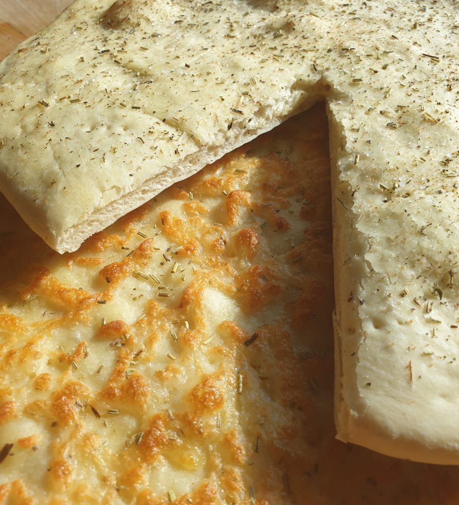 Pizzabrot Rezept für vier Pizzabrote die mit Kräutern oder Käse belegt sind