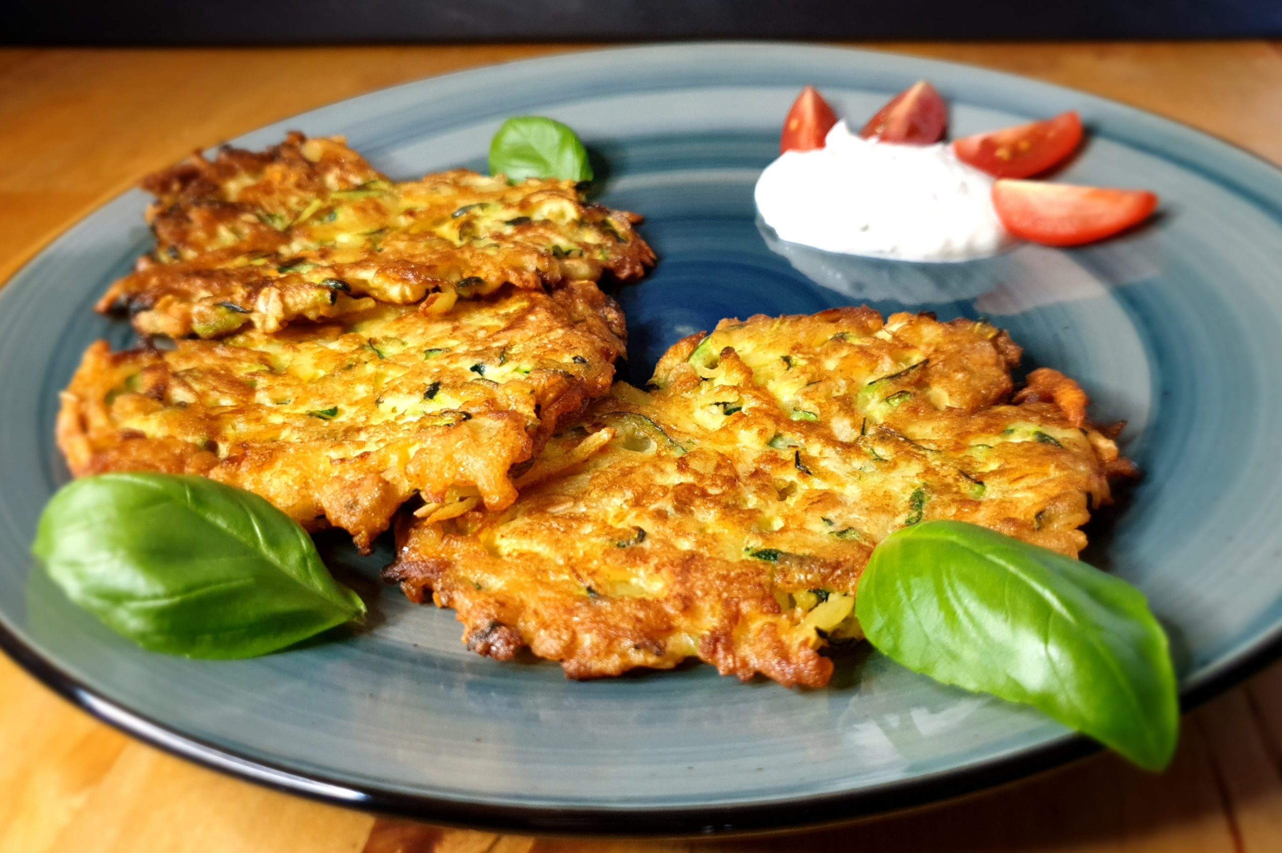 Zucchinipuffer mit Haferflocken – Ein knusprig &amp; einfaches Rezept ...