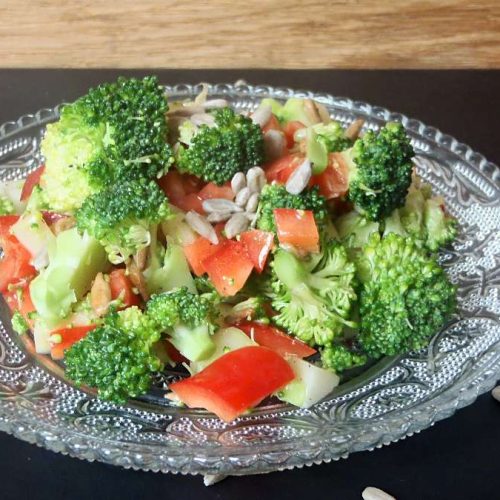 Ein Glasteller mit einer Portion Brokkolisalat