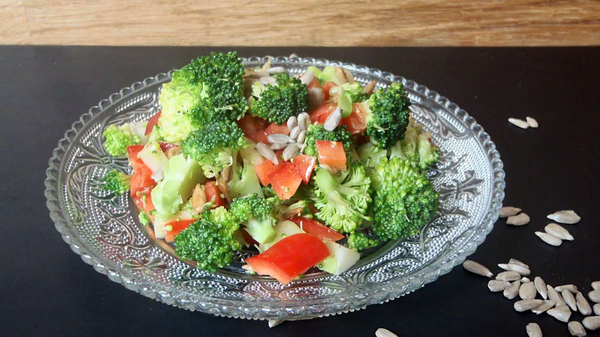 Roher Brokkolisalat | Herrin der Töpfe Roher Brokkolisalat | Herrin der Töpfe