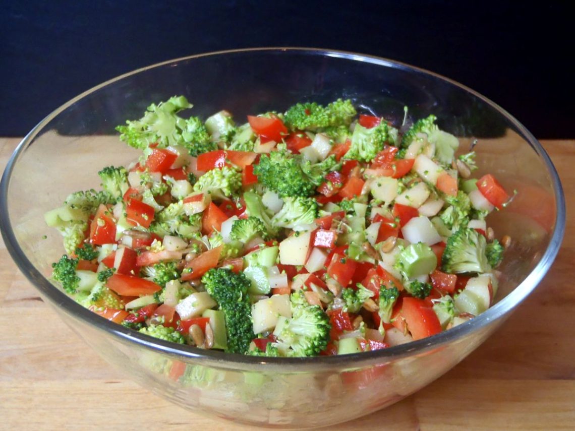 Eine Glasschüssel mit roh-veganem Brokkolisalat