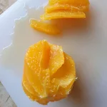 Ausgelöste Orangenfilets und der Rest der Orange für den Rucolasalat mit Spargel, Orange und Walnüssen.