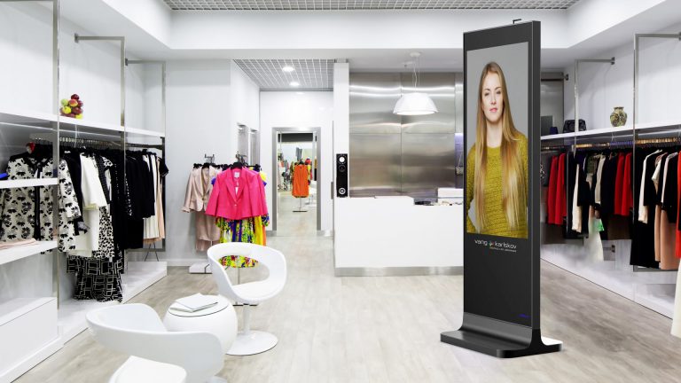 Indendørs LCD pylon i tøjbutik