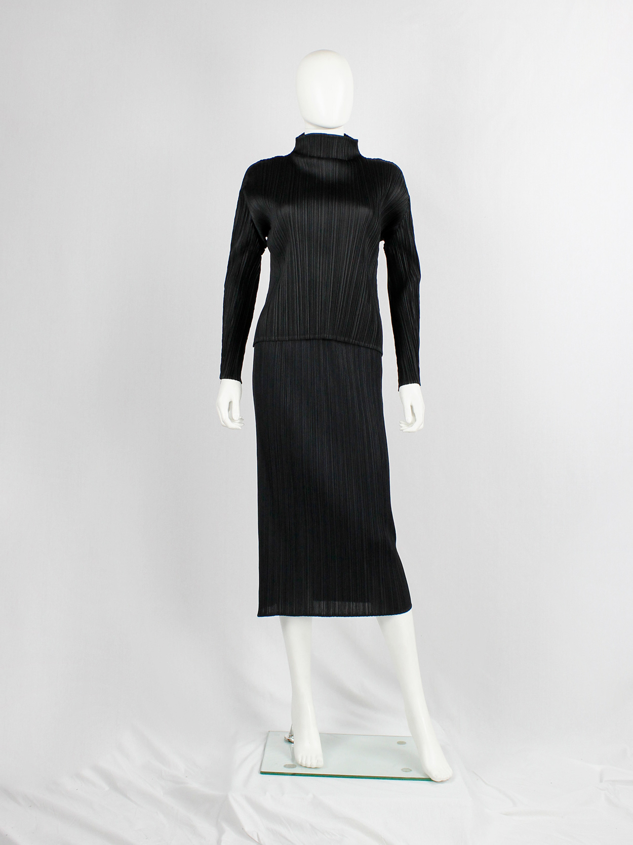スカート me ISSEY MIYAKE/FINE KNIT PLEATS BLACK FINE KNIT PLEATS BLACK PANTS – ISSEY MIYAKE ONLINE STORE