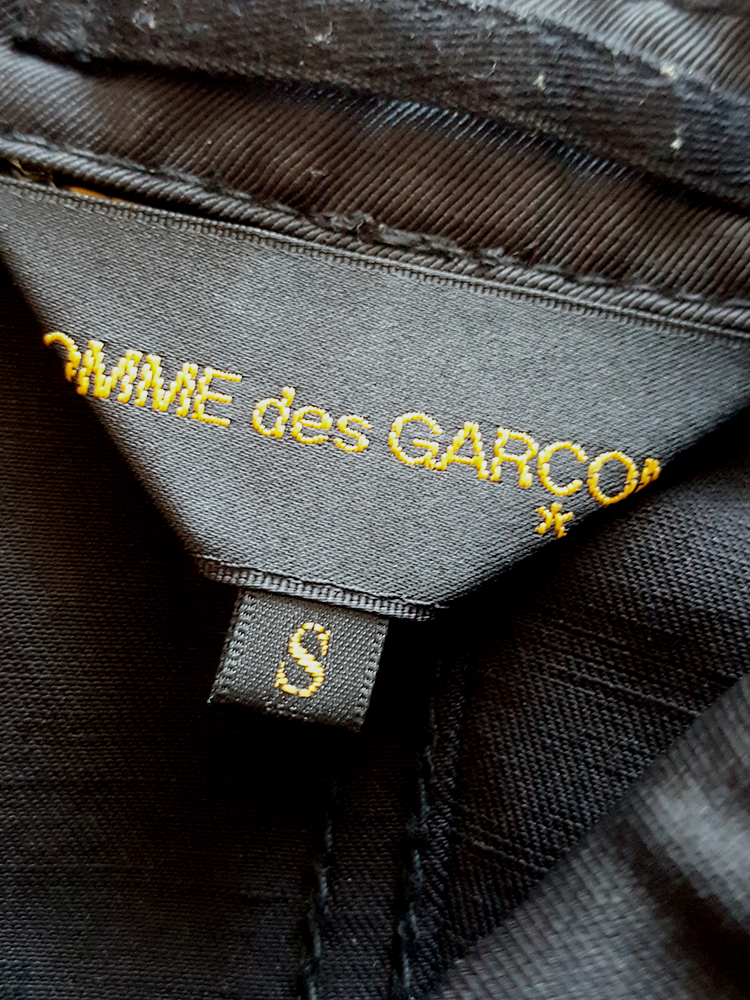 Comme des Garçons black short cape — spring 2010 - VANIITAS