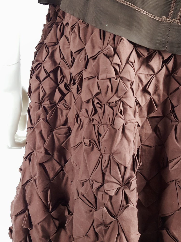 スカート Issey Miyake 98AW Washer Flower Skirt Issey Miyake brown skirt with origami flowers - VANIITAS