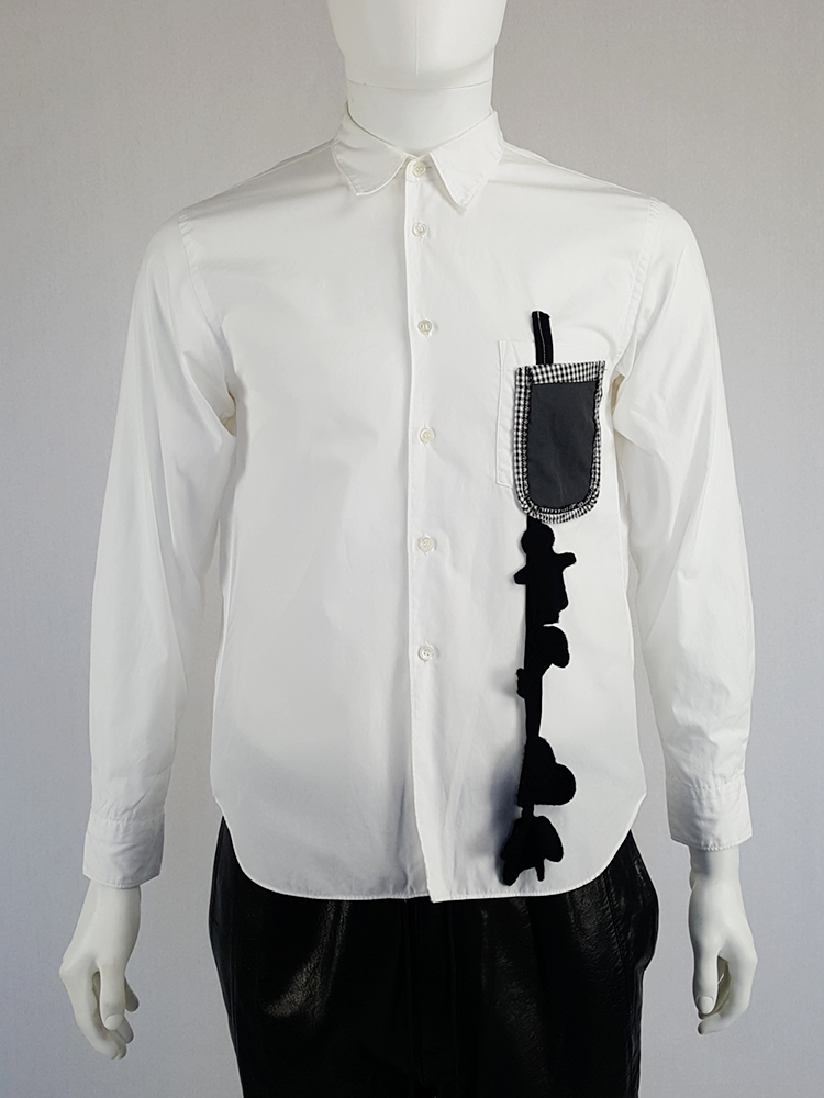 COMME des GARÇONS HOMME PLUS パッチ付きシャツ Comme des Garçons Homme Plus white shirt with hanging dolls